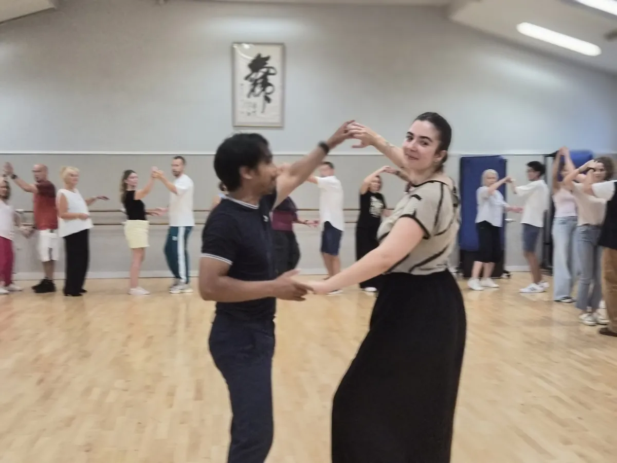 Ambiance conviviale du cours de bachata du mardi soir à Levallois-Perret