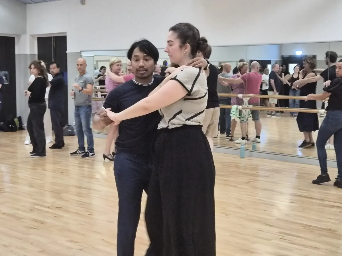 Travail des appuis et de la connexion en bachata au cours de Levallois